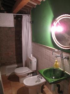 Figuerosa艾斯高法奥蒂斯旅馆的绿色浴室设有卫生间和水槽