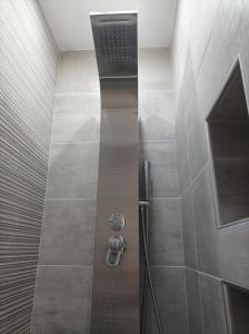 塞奥洛戈斯Anna's House Theologos的浴室里设有玻璃门淋浴