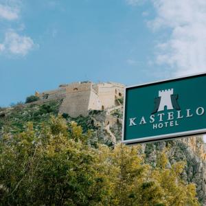纳夫普利翁Kastello Hotel的山丘上城堡前的标志