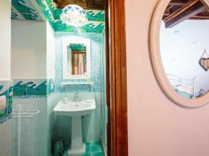 罗马罗马度假屋的一间带水槽和镜子的浴室