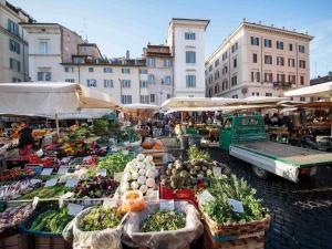 罗马罗马度假屋的街上有水果蔬菜的市场
