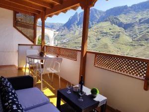 San PedroLa Casita de Agaete的山景客房 - 带一张沙发和一张桌子