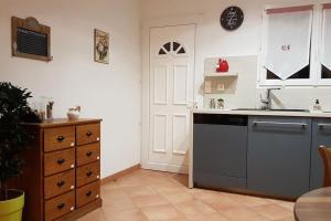维琪奥港Les oliviers de Murateddu (Maison individuelle)的一个带水槽和洗碗机的厨房