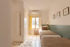 波连萨港Villa Ca na Tonina - La Goleta Hotel de Mar & Villas的带窗户的客房内的两张床
