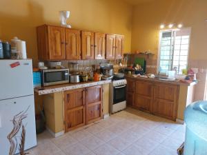 BEAUTIFUL HOUSE IN LAS UVAS SAN CARLOS, PANAMA WITH FRUIT TREES -SWIMMING POOL的厨房或小厨房