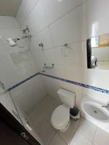 欧鲁普雷图Cantinho em Ouro Preto的白色的浴室设有卫生间和水槽。