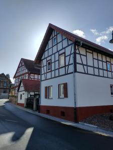 KieselbachFerienwohnung am Krayenberg的街道边的白色和黑色建筑