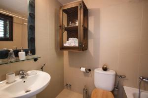 克拉尔夫斯Ca la Manet的一间带卫生间和水槽的浴室