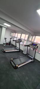 圣达菲Dpto. premium, exclusivo zona puerto的一间健身房,里面设有三台跑步机,房间设有窗户