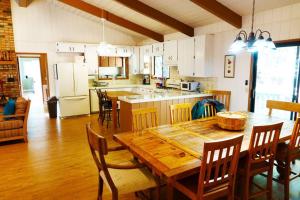 朱利安Pine Hills Cabin in Julian的一个带木桌和椅子的大厨房