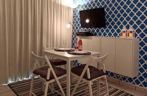 阿尔沃尔Studio At The Beach的一间配备有白色桌椅的用餐室