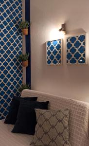 阿尔沃尔Studio At The Beach的卧室拥有蓝色和白色的墙壁,配有沙发