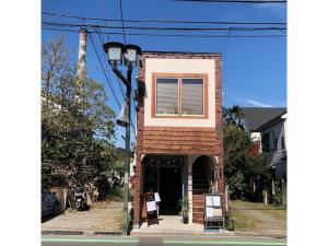 川越Tomareru Relaxation salon Yukiki - Vacation STAY 29653v的一个小砖砌建筑,设有窗户和街灯