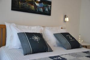 斯拉汀Apartment Relax Villa Salena的一张带黑白枕头的床