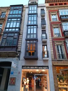 希洪Residencial Gijón Centro的建筑前方的商店,有窗户