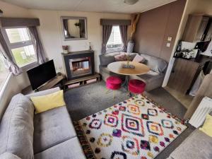 纽基Newquay Caravan Holiday的客厅享有空中景致,配有沙发和桌子