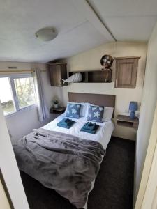 纽基Newquay Caravan Holiday的一间小房间的卧室,配有一张床铺