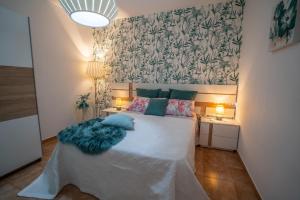 德尔锡伦西奥海岸Ke Casetta Tenerife的卧室配有一张白色的床,床上有毯子