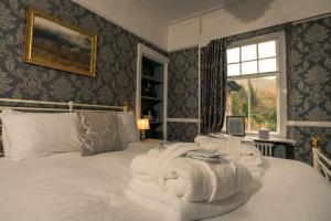 福耶斯休息海湾乡村别墅酒店的一间卧室配有带毛巾的床
