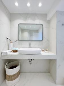 DhragoulásNostos home的白色的浴室设有水槽和镜子