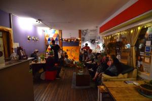 圣卡洛斯-德巴里洛切荷帕之家巴塔哥尼亚旅舍及酒吧的一群人坐在房间里