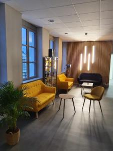 Saint-HippolyteRésidence Musicale Haut 2 Gammes - Gîte的客厅配有黄色的沙发和桌椅