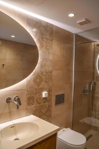 Philikon Luxury Suites的一间浴室