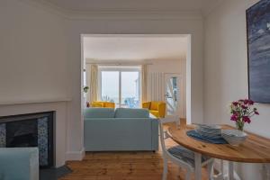 桑盖特Wave Cottage by Bloom Stays的客厅配有蓝色的沙发和桌子