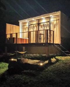 巴里查拉Glamping Barichara的一间晚上有灯的小房子