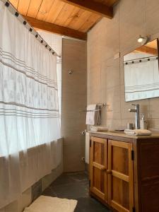 圣佩德罗·德·阿塔卡马Sami Atacama的浴室配有淋浴帘和盥洗盆。
