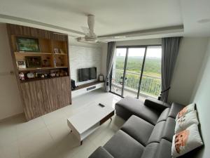 努沙再也Johor Malaysia Teega Suites@ Puteri Harbour Condo 4607 Persiaran Lasamana , Teega Suites的带沙发和大窗户的客厅
