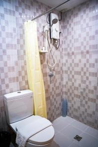 麦克坦麦克坦查姆贝赫酒店的一间带卫生间和淋浴的浴室
