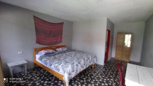 图克图克Leokap Homestay的一间小卧室,配有床和窗户
