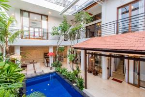 金巴兰Villa Aviya的一个带游泳池和房子的室内庭院