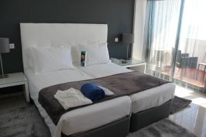 阿尔布费拉洛卡马尔专享酒店及Spa - 仅限成人的一间卧室设有一张大床和一个大窗户