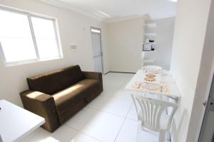 福塔莱萨圣卢西亚公寓的客厅配有沙发和桌子