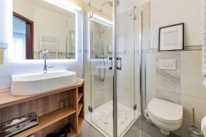 艾森纳赫哥布尔所芬酒店的浴室配有卫生间、盥洗盆和淋浴。