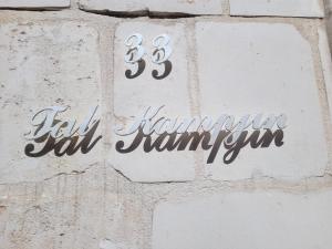 梅利哈Tal-Kampjin的砖墙边的标志