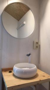 YvoirLa bulle de Mont的浴室设有白色水槽和镜子