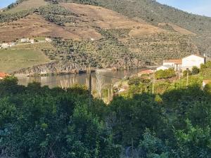 弗格萨Casa da Padaria的享有河流和山脉的景色