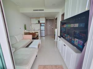 邦萨雷Delmare Beachfront Bangsaray Premium Condominium的带沙发和平面电视的客厅