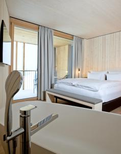 诺伊舍瑙Naturhotel & Chalets Euler的酒店客房,配有两张床和椅子