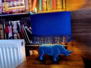 布莱克浦盖布瑞拉酒店的坐在桌子上的一个蓝色的玩具 ⁇ 牛