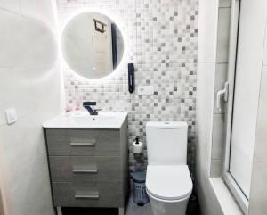 奥维多- LUJO - Parking, Maquina Arcade, Wifi y Netflix的一间带卫生间、水槽和镜子的浴室