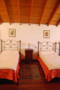 IsoraCasa Abuela Estebana的一间卧室设有两张床和木制天花板