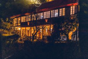西姆拉Seclude Shimla, Taraview的前面有灯的大房子