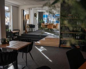 德科赫Hotel Beatrix的一间带桌椅的餐厅和一间用餐室