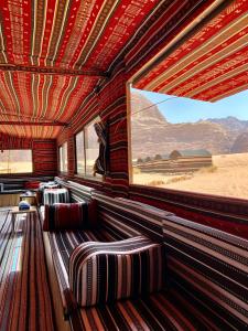 瓦迪拉姆Bedouin Tribe Camp Wadi Rum的两座火车车厢,享有沙漠美景
