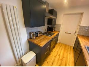 Spacious and bright 1 - bedroom rental unit的厨房或小厨房