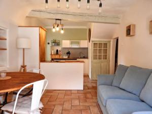 圣萨蒂南艾普特Luberon maison au cœur d'un village provençal的客厅配有蓝色的沙发和桌子